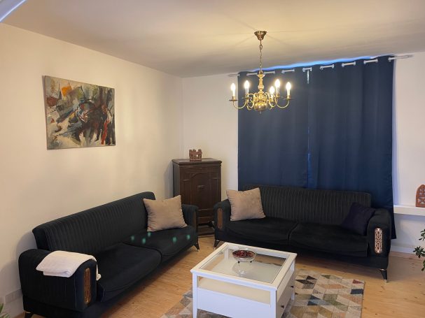 Wohnzimmer Gemütliches Wohnzimmer mit zwei Sofas, einem Couchtisch und einem Gemälde an der Wand.