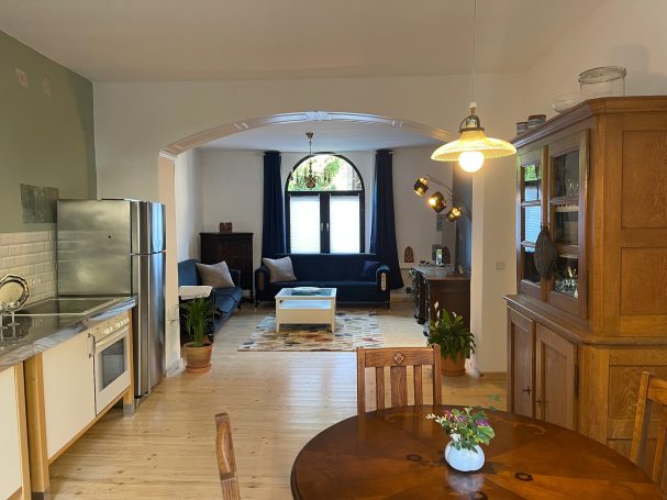 Blick vom Essbereich zum Wohnzimmer Helle Wohnung mit Küche, Wohnzimmer und Esstisch, gemütlich und modern eingerichtet.