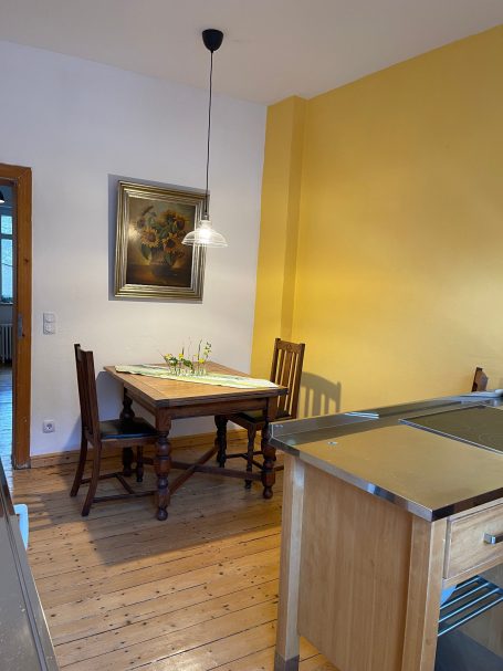 Essbereich in der Küche Helle Küche mit einem Tisch, Stühlen und gelber Wandfarbe.